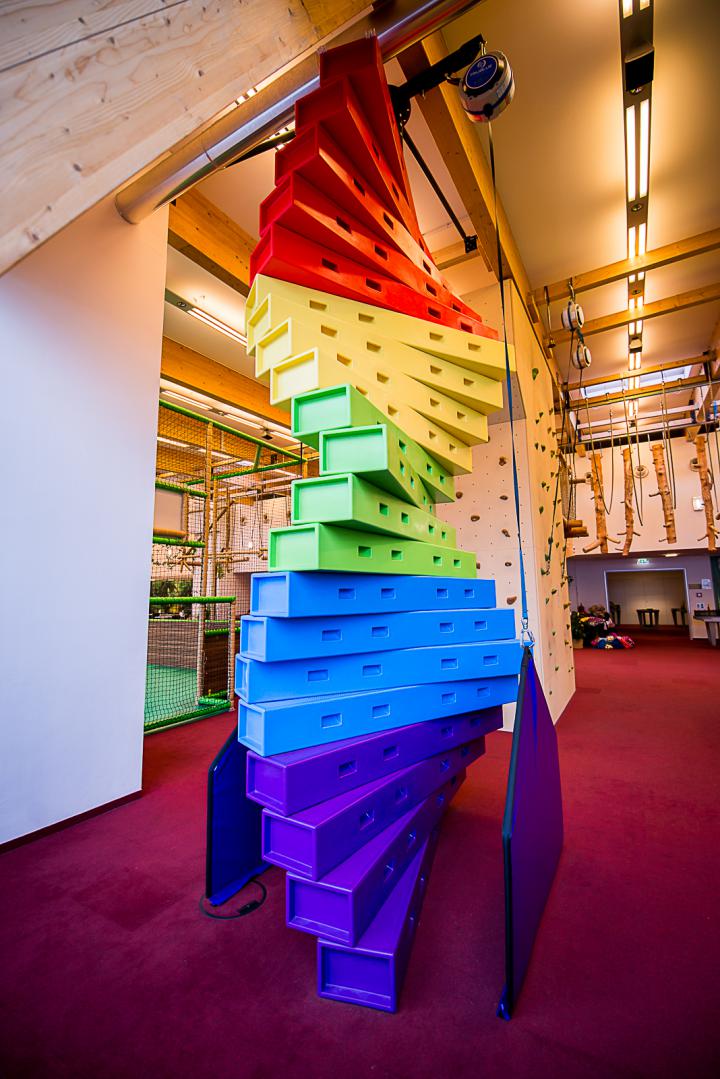 Bunter Sky Tower mit Kletter- und Rutschenelementen als Attraktion im Monki Park.
